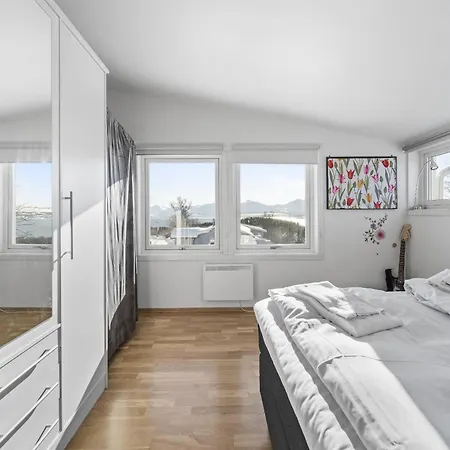 Med Panoramautsikt Og Terrasse 트롬쇠