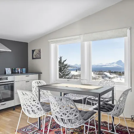 아파트 Med Panoramautsikt Og Terrasse 트롬쇠